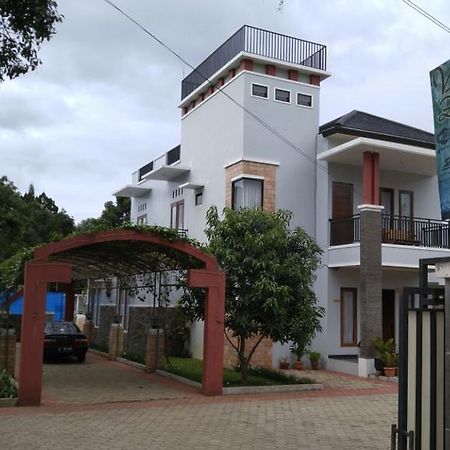 Villa Zam Zam Syariah Puncak Exterior photo